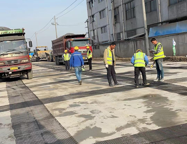 新罗老材料的新故事：玻璃纤维土工格栅如何在‘白改黑’浪潮中重获新生？